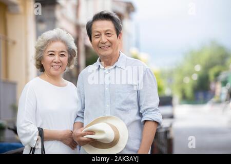 Heureux couple chinois senior debout dans la rue Banque D'Images