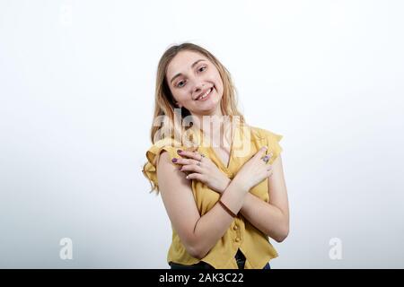 Jeune femme gaie, souriante, elle-même directement à étreindre Banque D'Images