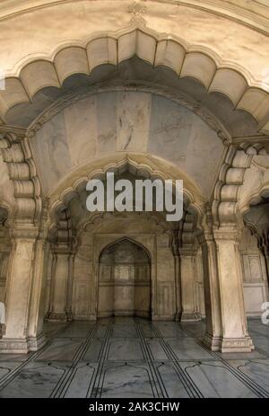 Arches magnifiques portes et décorer un hall dans la couche supérieure du Fort Rouge à Agra. Le Fort Rouge a été construit pour l'Mogul Akbar au 16e siècle Banque D'Images