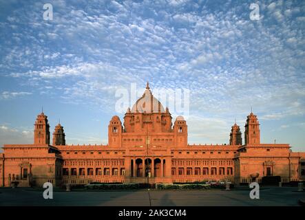 Vue de l'Umaid Bhavan à Jodhpur dans l'Etat du Rajasthan en Inde. Il a été construit avec le grès rouge entre 1928 et 1943 et est de nos jours Banque D'Images