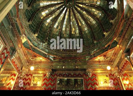 Avec un magnifique plafond de verre et miroirs décorés ornent la coupole d'une chambre dans le palais de ville Moti Mahal dans Udaipur. Jusqu'en 1948 le maharaja o Banque D'Images