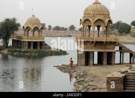 Certains pavillons pittoresques sont situés au lac artificiel Gadi Sagar près de Jaisalmer. Jaisalmer est situé dans le centre du désert du Thar dans le f Banque D'Images