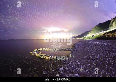 Nuit étoilée sur le lac Baikal, République de Bouriatie, en Russie Banque D'Images