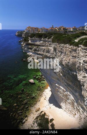 La ville de Bonifacio en Corse est à couper le souffle situé sur une falaise de craie au-dessus de la Méditerranée. En raison de son emplacement la ville est un populaire Banque D'Images