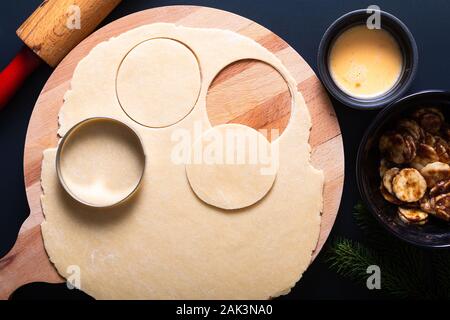 Concept alimentaire pour faire de la transformation de la banane fait maison foster part tarte sur fond noir Banque D'Images