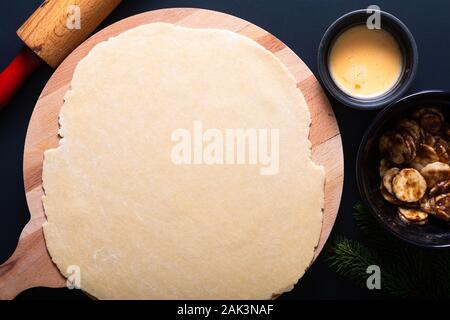 Concept alimentaire pour faire de la transformation de la banane fait maison foster part tarte sur fond noir Banque D'Images