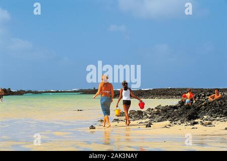 Les gens se baigner dans une baie près de Orzola sur l'île espagnole de Lanzarote. Arrieta est un petit village sur la côte du nord de l'île. Lanzarote est un par Banque D'Images