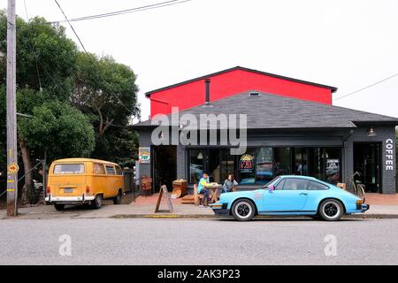 Porsche und VW-Bus vor dem Downtown Café Local, Pescadero, Kalifornien, USA Banque D'Images