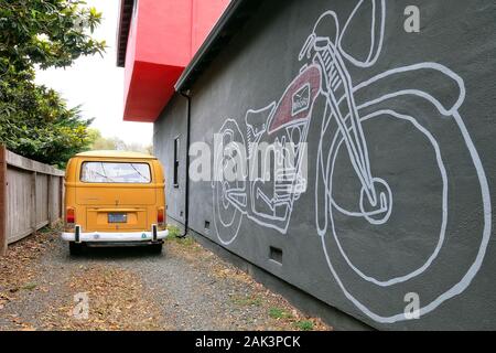 Modifier VW-Bus neben einem von Motorrades WandgemŠlde Moto Guzzi, Pescadero, Kalifornien, USA Banque D'Images