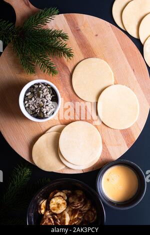 Concept alimentaire pour faire de la transformation de la banane fait maison foster part tarte sur fond noir Banque D'Images