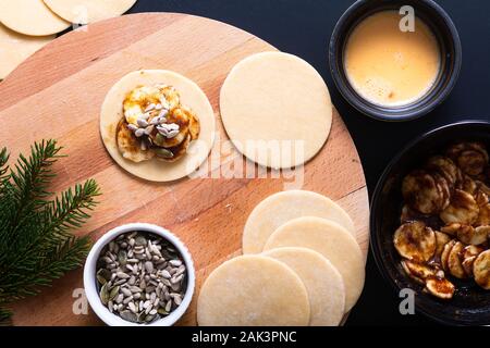 Concept alimentaire pour faire de la transformation de la banane fait maison foster part tarte sur fond noir Banque D'Images