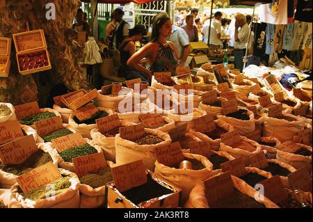 Un spicery stand au marché à la Place des Lices à Toulon sur la Cote d'Azur offre de nombreuses sortes d'épices. Les agriculteurs et les responsables du marketing de la wh Banque D'Images