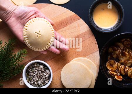 Concept alimentaire pour faire de la transformation de la banane fait maison foster part tarte sur fond noir Banque D'Images