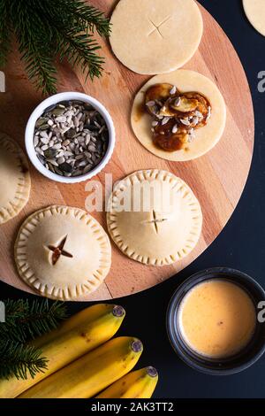 Concept alimentaire pour faire de la transformation de la banane fait maison foster part tarte sur fond noir Banque D'Images
