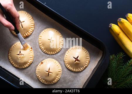 Concept alimentaire pour faire de la transformation de la banane fait maison foster part tarte sur fond noir Banque D'Images