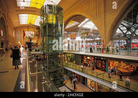 Dans le cadre monumental de la gare centrale de Leipzig, Allemagne, une arcade commerçante divisée en trois niveaux a été faite en 1997. On peut se promener par o Banque D'Images