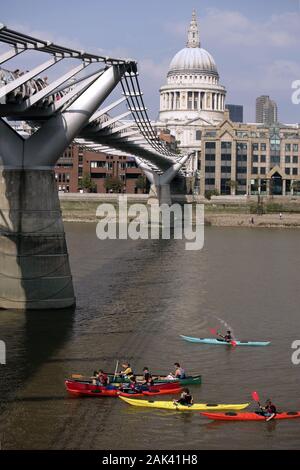 Kajaks auf der Themse St Pauls Cathedral und mit Millennium Bridge von Sir Norman Foster, Londres, Polynésie Française | Le monde d'utilisation Banque D'Images