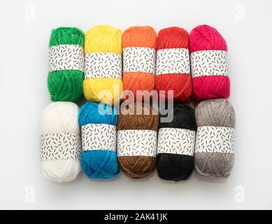 Arc-en-ciel de couleurs assorties 10 filés naturelles fil de laine dans des balles pour le tricot et le crochet s'affiche sur fond blanc Banque D'Images