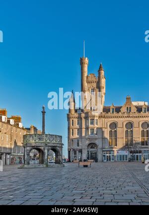 Ville d'ABERDEEN EN ÉCOSSE CASTLEGATE ET LE MERCAT CROSS OU DE MARCHÉ Banque D'Images