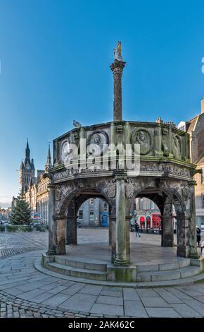 Ville ABERDEEN CASTLEGATE ECOSSE LE MERCAT CROSS OU DE MARCHÉ AVEC UNICORN EN BLANC ET OR ET UN ARBRE DE NOËL DANS LA RUE DU CHÂTEAU Banque D'Images