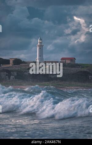 Phare sur un lever de jour d'hiver à Paphos, Chypre Banque D'Images