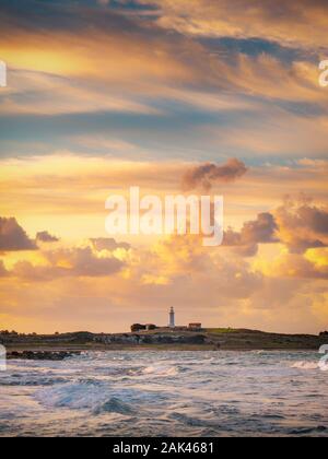 Phare sur un lever de jour d'hiver à Paphos, Chypre Banque D'Images