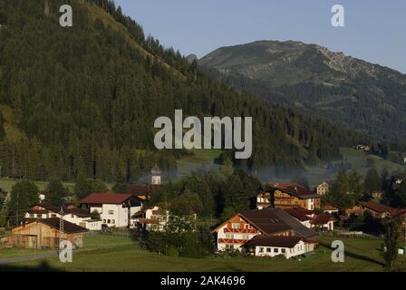 Blick auf Tannheim im Tannheimer Tal, Tirol | conditions dans le monde entier Banque D'Images