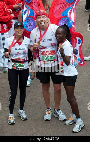 Sir Richard Branson et la chanteuse Natalie Imbruglia (gauche) de compléter le marathon de Londres Virgin en 2010. Banque D'Images