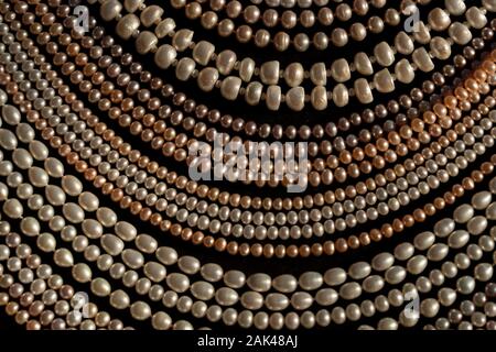 Pearl bijoux boucles d necklage sur stand dans un magasin de détail du marché Banque D'Images