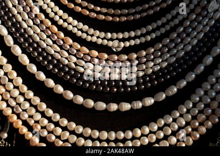 Pearl bijoux boucles d necklage sur stand dans un magasin de détail du marché Banque D'Images