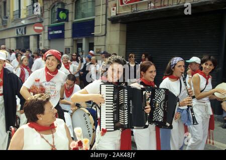 Le nord de l'Espagne : Pampelune - musiciens dans un défilé | conditions dans le monde entier Banque D'Images