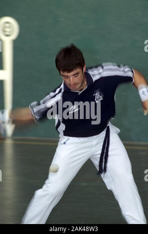 Le nord de l'Espagne - Pays Basque : l'homme est à l'utilisation dans le monde entier | Pelote basque Banque D'Images