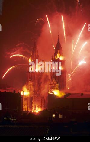 Le nord de l'Espagne : Santiago de Compostela - Feu d'artifice à Saint James | Jour de fête dans le monde entier d'utilisation Banque D'Images