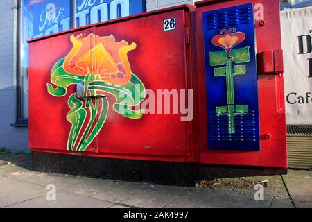 Street art peint sur la zone de services publics Bath Road, Cheltenham, Gloucestershire, Royaume-Uni. - 4 janvier 2020 Photo par Andrew Higgins/mille mot Media Banque D'Images