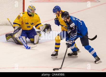 L-R Gardien Hugo Adam et Alnefelt (SWE) à la fois d'égrenage et d'Antti Saarela (FIN) en action au cours de la 2020 Championnat mondial junior des Championnats de Hockey sur Glace Banque D'Images