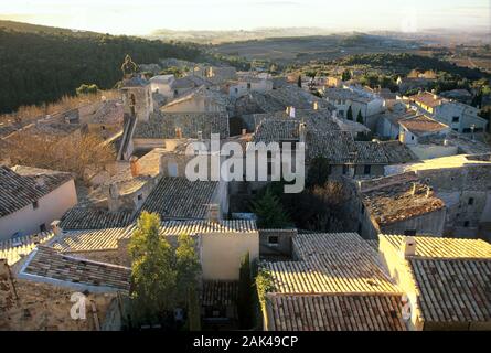 France : Provence - Surplombant Le Barroux | Village dans le monde d'utilisation Banque D'Images