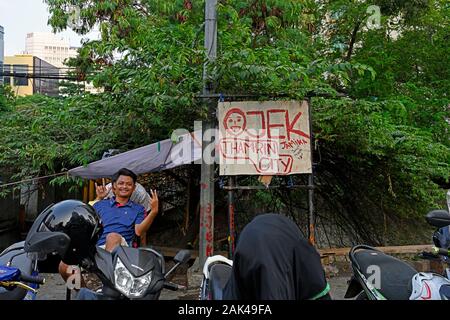 Jakarta, Indonésie - 2019.12.20 : gojek pilotes moto-taxi à une station de repos sur Jalan kebon kacang dans le centre-ville Banque D'Images