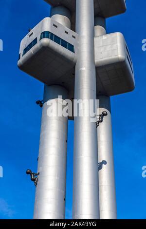 Prague, République tchèque - Le 26 octobre 2019 : Tour de la télévision Zizkov, émetteur tour construite à Prague en 1985 -1992 avec sculptures de bébés ramper Banque D'Images