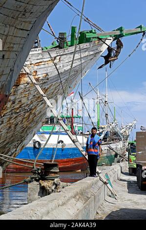 Jakarta, Indonésie - 2019.12.18 : les opérations de manutention sur et de sol en bois prahu pinisi (kapal layar motor klm) à Port Sunda Kelapa Banque D'Images