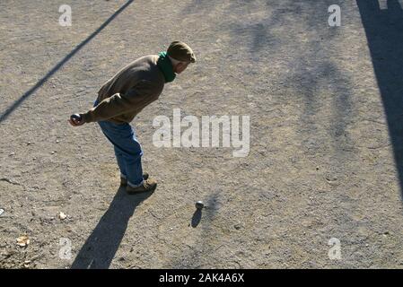 France : Provence - Vieil Homme joue aux boules dans le monde d'utilisation | Banque D'Images