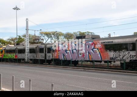 Le graffiti peint sur un train. Photographié à Belém, Lisbonne, Portugal gare Banque D'Images