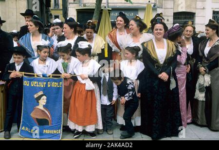 France : Arles - Les femmes en vêtements traditionnels lors de la Fête des Gardians | conditions dans le monde entier Banque D'Images