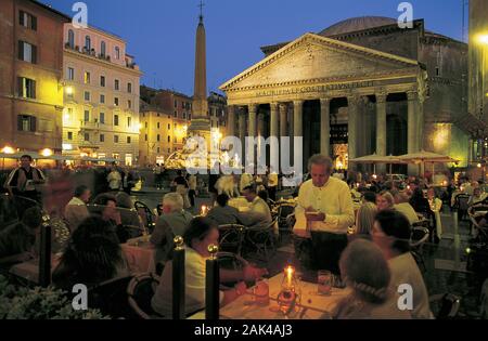 Italie : Rome - Nuit d'été à la Piazza della Rotonda en face du Panthéon | conditions dans le monde entier Banque D'Images