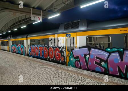 Le graffiti peint sur un train. Photographié dans la gare de Sintra, Portugal Banque D'Images