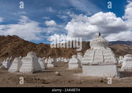 Les stupas blancs temple près de Palais Shey, Banque D'Images