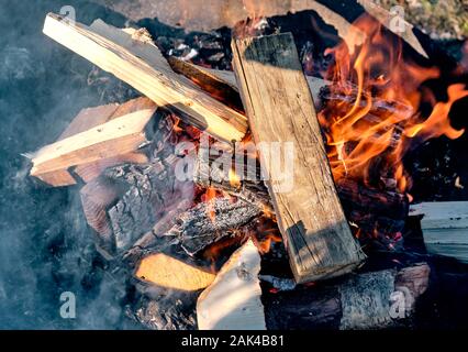 Feu de camp avec flammes orange, de nouveaux journaux et une belle lueur chaude brûler à l'extérieur dans un firebowl en acier. Vu en Bavière, Allemagne, en janvier Banque D'Images