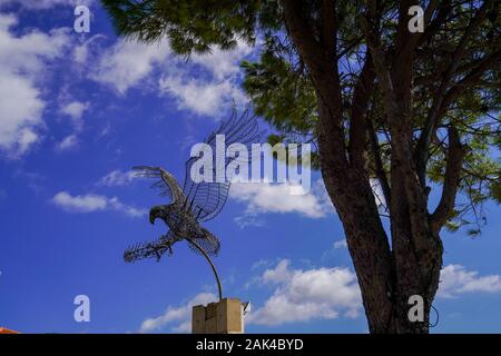Wire sculpture d'un aigle volant par Spiros Mourmouzis d'Argostoli sur un socle en marbre à Pastra, Céphalonie, Grèce Banque D'Images