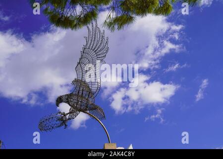 Wire sculpture d'un aigle volant par Spiros Mourmouzis d'Argostoli sur un socle en marbre à Pastra, Céphalonie, Grèce Banque D'Images