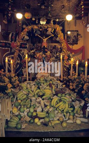 Mexique : Autel décoré avec des fruits pour le Dia de muertos | conditions dans le monde entier Banque D'Images