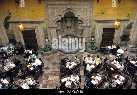 Mexique : les clients de manger dans un restaurant Sanborns traditionnel de la ville de Mexico | conditions dans le monde entier Banque D'Images